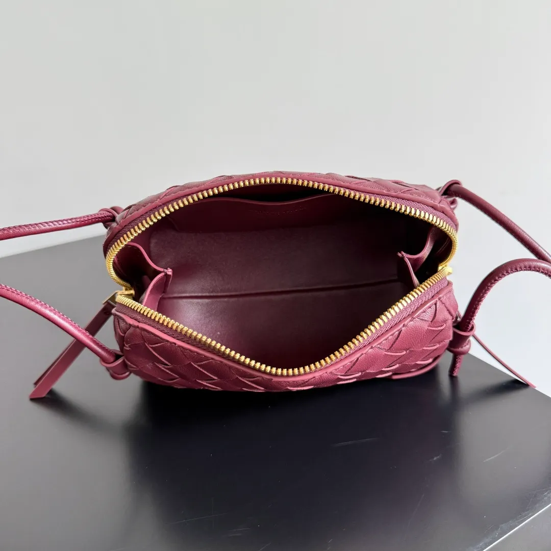 Batch 1260 BV new mini bag ceiling Bottegaveneta new Concert Pouch bag is small and has a large capacity. It can hold a Pro max mobile phone. The shoulder strap is adjustable for cross-body carry. It is very cost-effective when carried on one shoulder. The latest small bag in autumn has a lot of capacity. It can hold 4 short clips. I also tried it and it can hold one of my fists. It is cute, the capacity is touching and the length of the shoulder strap is adjustable for daily commuting. Full score 10 #bv woven bag Style number: 794258 Size: 18.5*11.5*8.5cm
